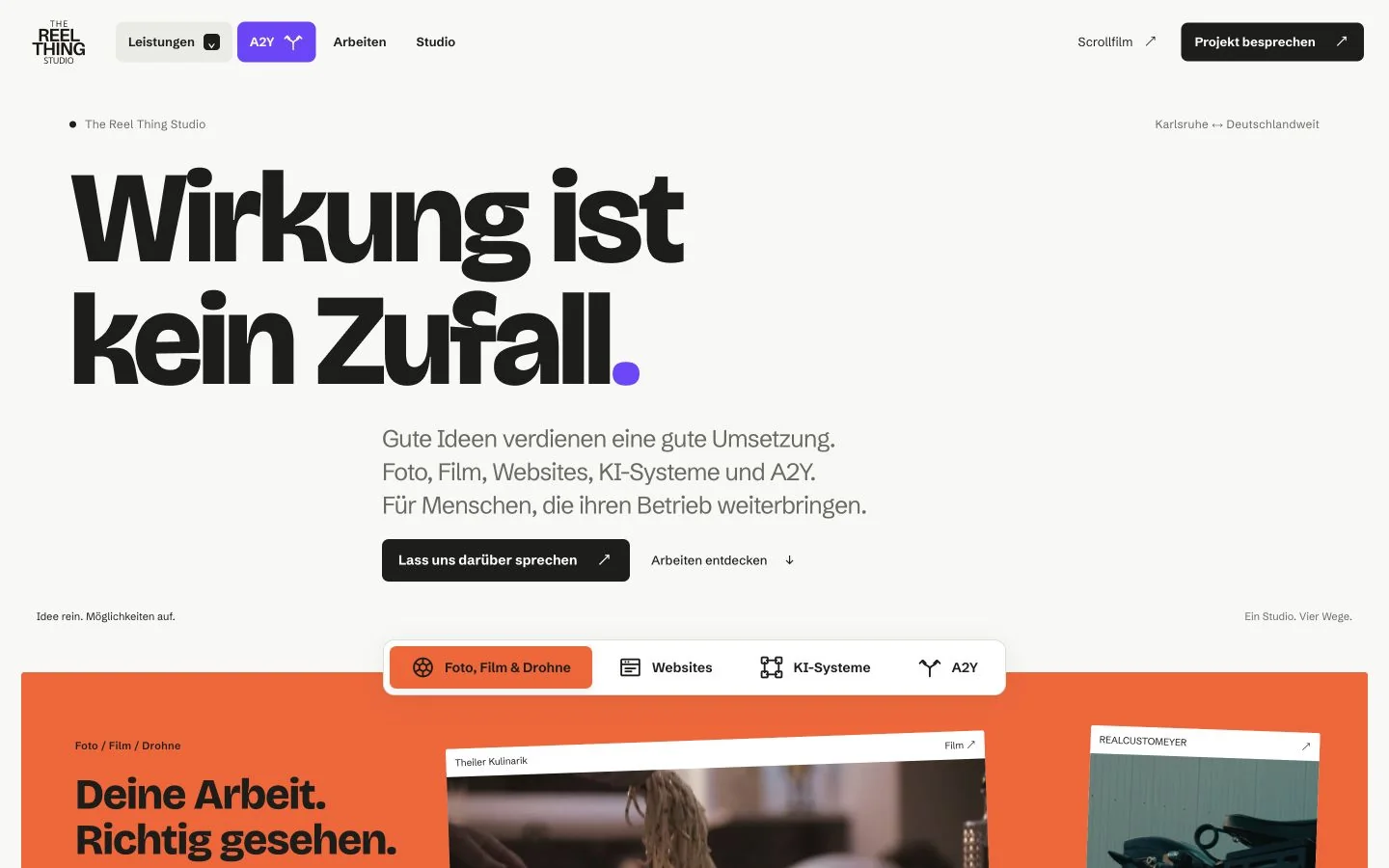 Unsere Studio-Website am Rechner: vier Leistungsbereiche, Arbeiten und Anfrage.